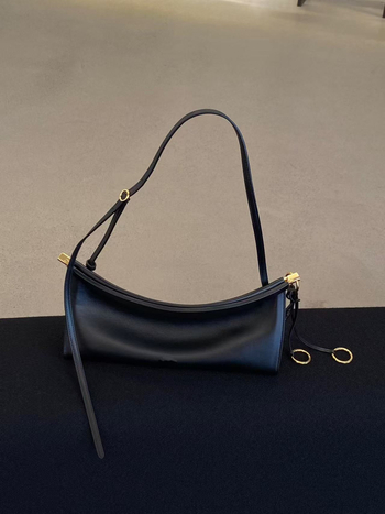 Geantă crossbody din piele naturală — piele de primă calitate, din primul strat de vită, formă orizontală pătrată, fermoar, curea cu o singură curea