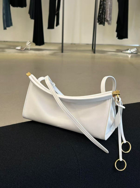 Geantă crossbody din piele naturală — piele de primă calitate, din primul strat de vită, formă orizontală pătrată, fermoar, curea cu o singură curea