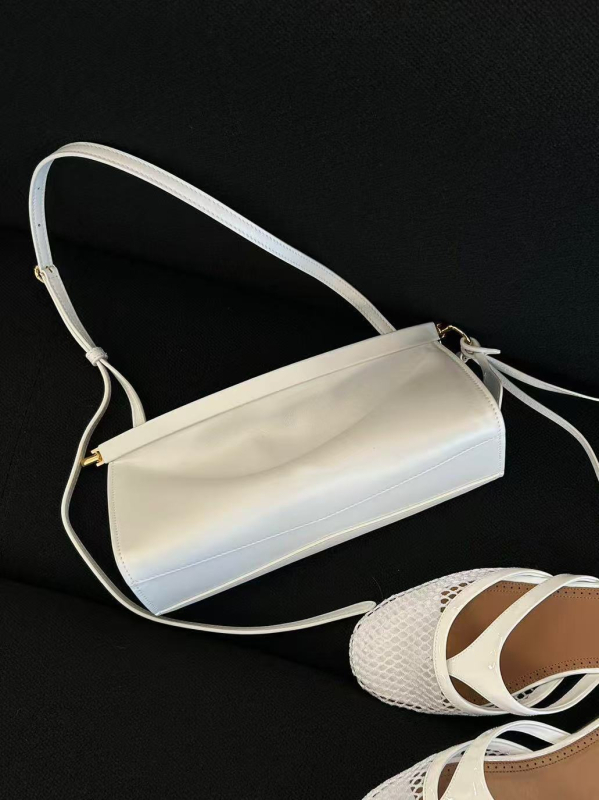 Geantă crossbody din piele naturală — piele de primă calitate, din primul strat de vită, formă orizontală pătrată, fermoar, curea cu o singură curea