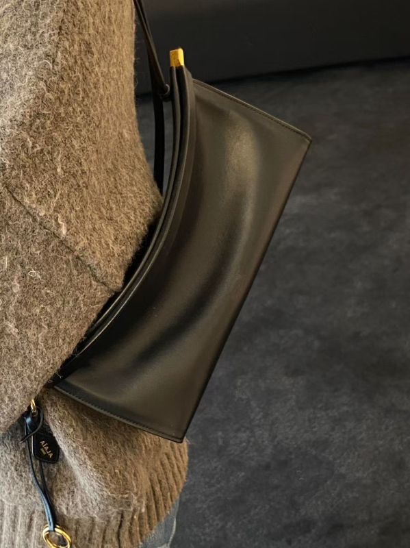 Geantă crossbody din piele naturală — piele de primă calitate, din primul strat de vită, formă orizontală pătrată, fermoar, curea cu o singură curea