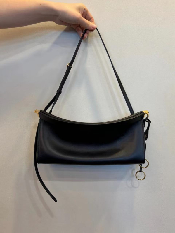 Geantă crossbody din piele naturală — piele de primă calitate, din primul strat de vită, formă orizontală pătrată, fermoar, curea cu o singură curea