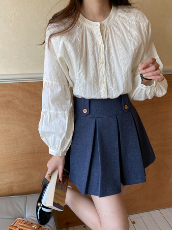 Риза, памук 95%+, пуф ръкав, кръгло деколте, едноредово закопчаване, свободна кройка