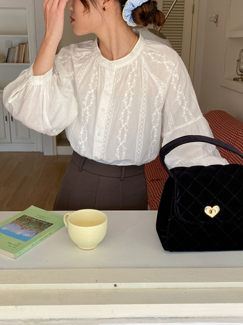 Риза, памук 95%+, пуф ръкав, кръгло деколте, едноредово закопчаване, свободна кройка