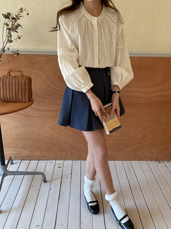 Риза, памук 95%+, пуф ръкав, кръгло деколте, едноредово закопчаване, свободна кройка