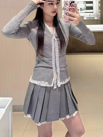 Pulover-cardigan tricotat cu patch de dantelă și nod în formă de fluture, decolteu în V, material tricotat din lână și amestec cu chlorofibră, aspect de două piese, stil casual japonez-coreean, mâneci în stil prințesă, deschidere frontală cu nasturi pe un 