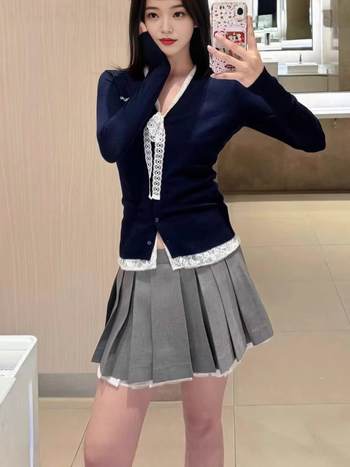 Pulover-cardigan tricotat cu patch de dantelă și nod în formă de fluture, decolteu în V, material tricotat din lână și amestec cu chlorofibră, aspect de două piese, stil casual japonez-coreean, mâneci în stil prințesă, deschidere frontală cu nasturi pe un 