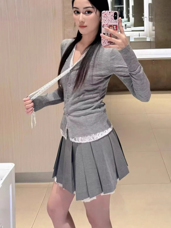 Pulover-cardigan tricotat cu patch de dantelă și nod în formă de fluture, decolteu în V, material tricotat din lână și amestec cu chlorofibră, aspect de două piese, stil casual japonez-coreean, mâneci în stil prințesă, deschidere frontală cu nasturi pe un 