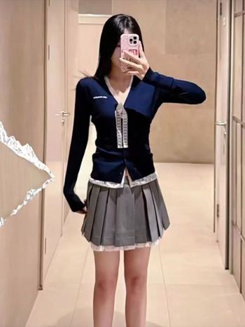 Pulover-cardigan tricotat cu patch de dantelă și nod în formă de fluture, decolteu în V, material tricotat din lână și amestec cu chlorofibră, aspect de două piese, stil casual japonez-coreean, mâneci în stil prințesă, deschidere frontală cu nasturi pe un 