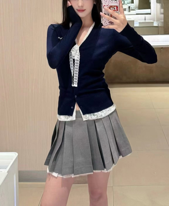 Pulover-cardigan tricotat cu patch de dantelă și nod în formă de fluture, decolteu în V, material tricotat din lână și amestec cu chlorofibră, aspect de două piese, stil casual japonez-coreean, mâneci în stil prințesă, deschidere frontală cu nasturi pe un 