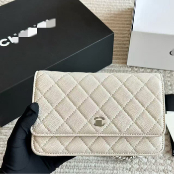 Ženska PVC torba, gradski stil jednostavnosti, horizontalni kvadratni oblik, poklopac, unutarnji džepovi: zip, telefon, dokumenti (materijal: PVC; oblik: horizontalni kvadrat; otvaranje: poklopac; unutarnji džepovi: zip, telefon, dokumenti)