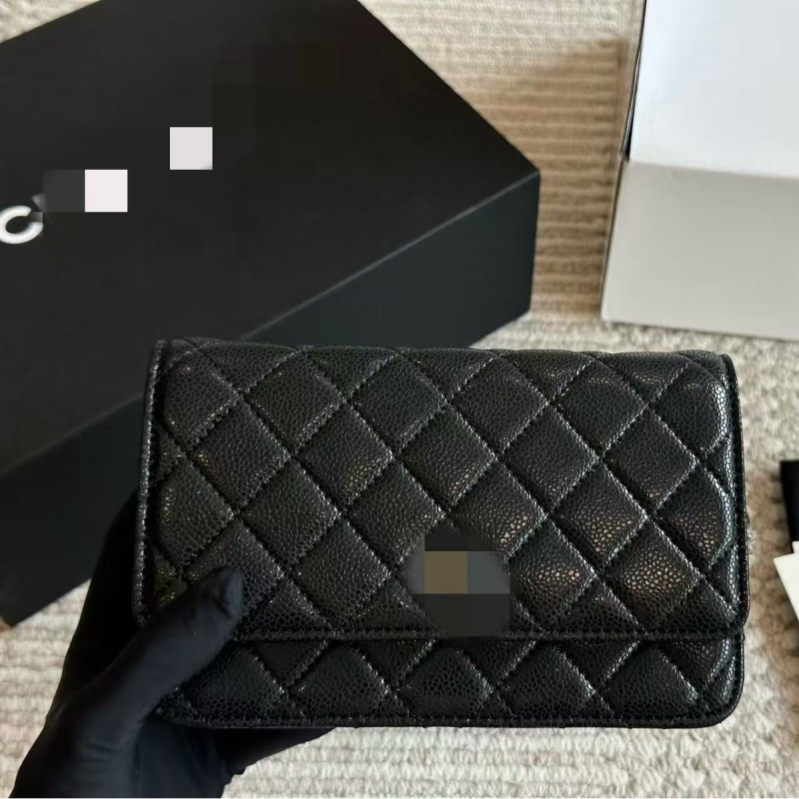 Ženska PVC torba, gradski stil jednostavnosti, horizontalni kvadratni oblik, poklopac, unutarnji džepovi: zip, telefon, dokumenti (materijal: PVC; oblik: horizontalni kvadrat; otvaranje: poklopac; unutarnji džepovi: zip, telefon, dokumenti)