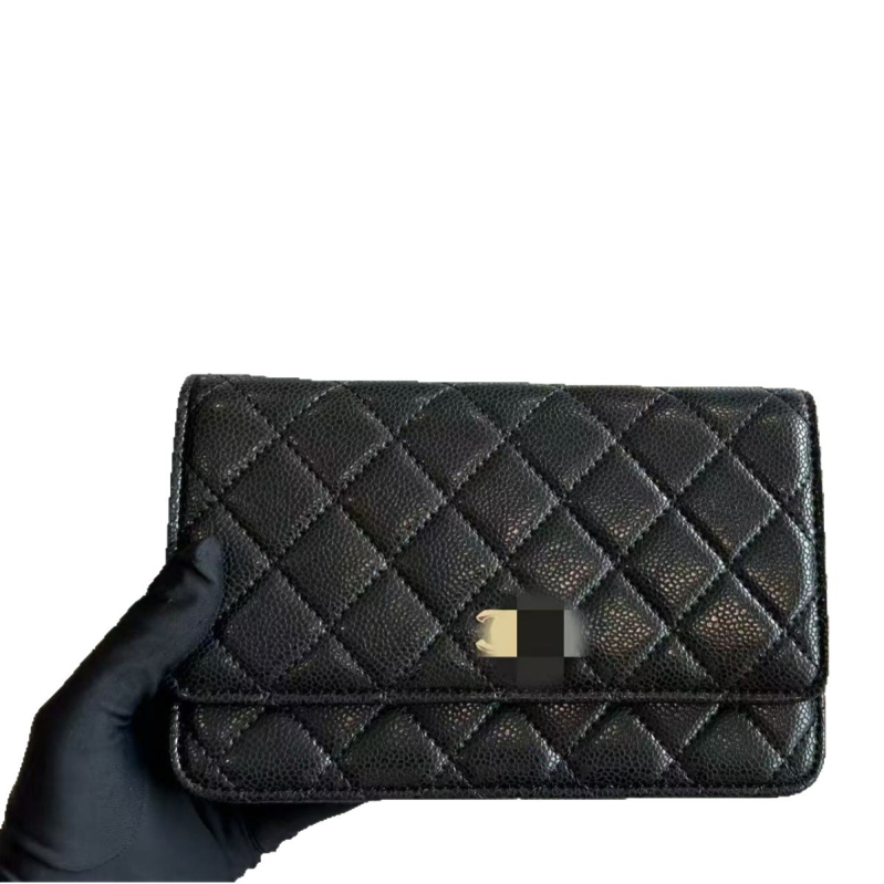 Ženska PVC torba, gradski stil jednostavnosti, horizontalni kvadratni oblik, poklopac, unutarnji džepovi: zip, telefon, dokumenti (materijal: PVC; oblik: horizontalni kvadrat; otvaranje: poklopac; unutarnji džepovi: zip, telefon, dokumenti)