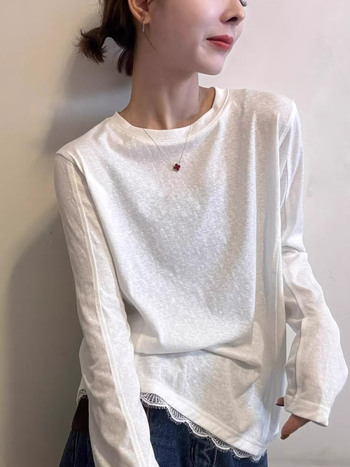 Полиестерова дамска тениска с дантелена вложка, дълги ръкави, кръгло деколте, свободен силует, издание есен 2025