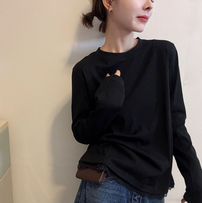 Полиестерова дамска тениска с дантелена вложка, дълги ръкави, кръгло деколте, свободен силует, издание есен 2025