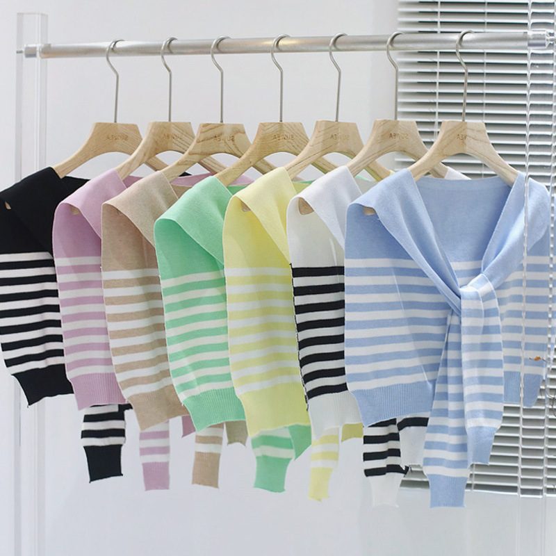 Pleteni šal s prugastim uzorkom i čvor-strapom (Materijal: core-spun yarn; Pletenje: Plain weave; Funkcija: Toplina)