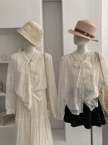 Košulja s V-izrezom, čipkano izvezenje i vezica; slobodan kroj, poliester tkanina.