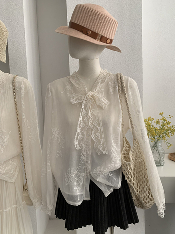 Košulja s V-izrezom, čipkano izvezenje i vezica; slobodan kroj, poliester tkanina.