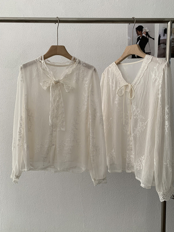 Košulja s V-izrezom, čipkano izvezenje i vezica; slobodan kroj, poliester tkanina.