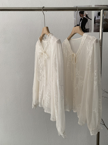 Košulja s V-izrezom, čipkano izvezenje i vezica; slobodan kroj, poliester tkanina.