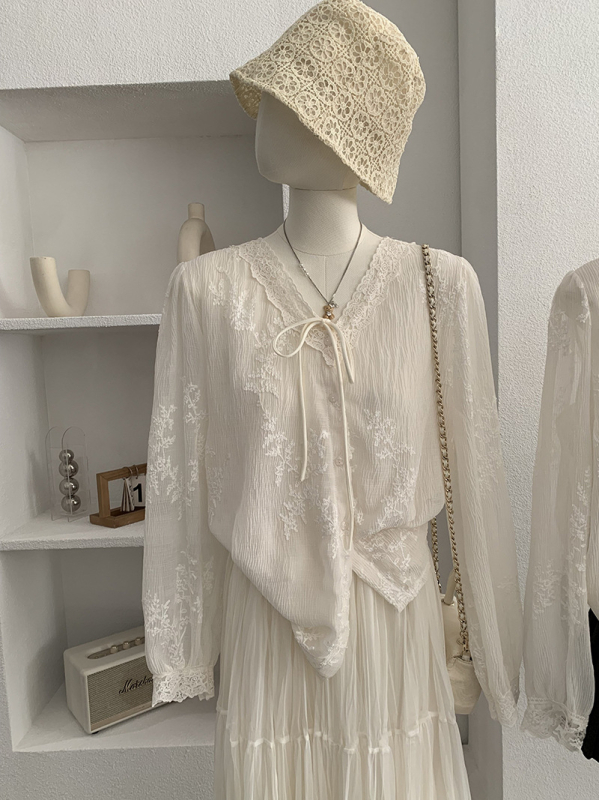 Košulja s V-izrezom, čipkano izvezenje i vezica; slobodan kroj, poliester tkanina.