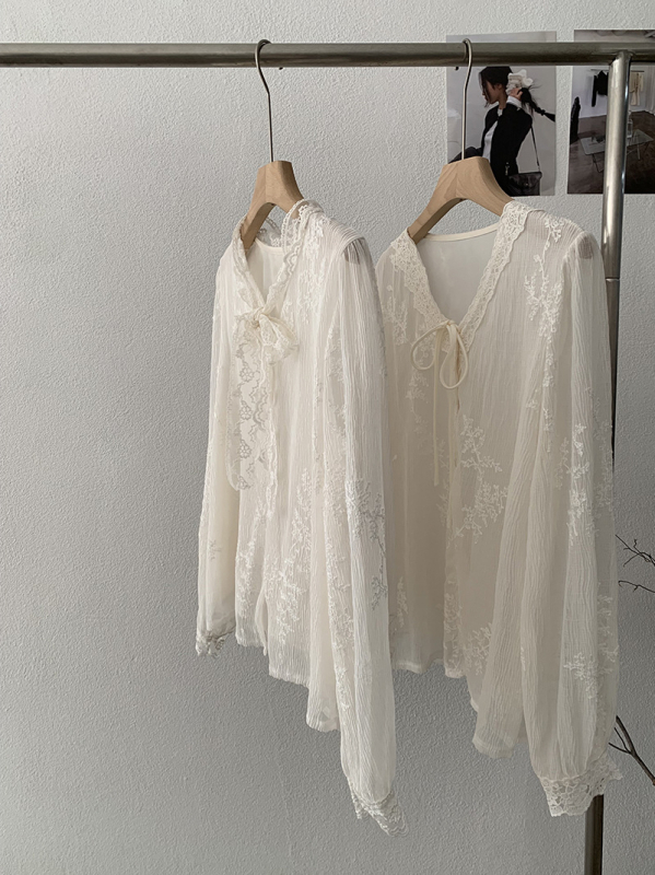 Košulja s V-izrezom, čipkano izvezenje i vezica; slobodan kroj, poliester tkanina.