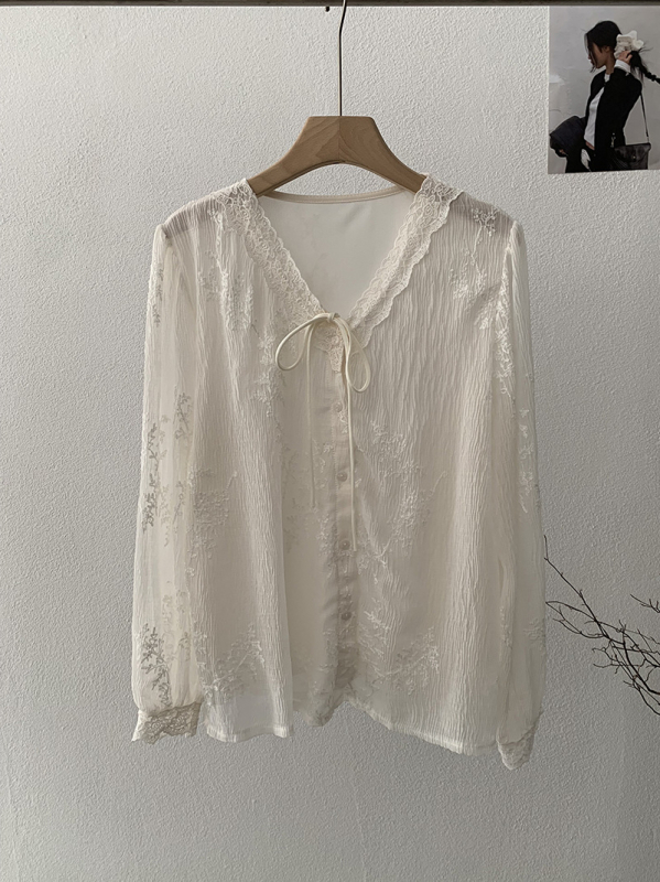 Košulja s V-izrezom, čipkano izvezenje i vezica; slobodan kroj, poliester tkanina.