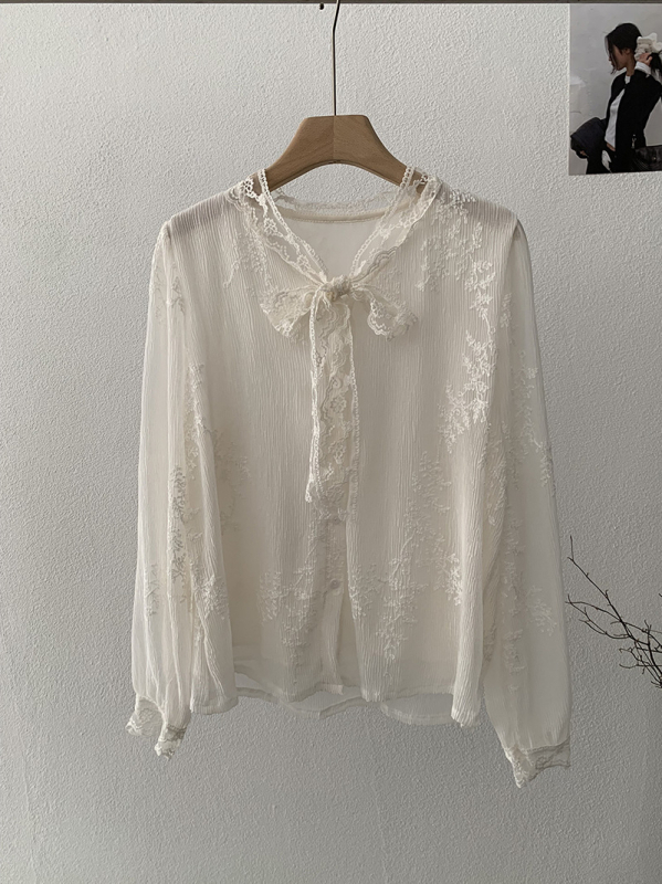 Košulja s V-izrezom, čipkano izvezenje i vezica; slobodan kroj, poliester tkanina.