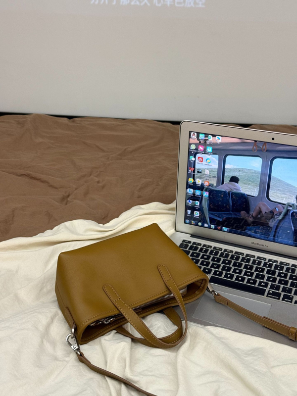 Korejski stil crossbody torba; prva sloj teleće kože; platnena podstava; zatvaranje zatvaračem; unutarnji džep s zipom.