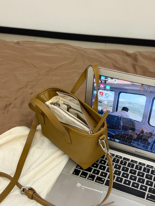 Korejski stil crossbody torba; prva sloj teleće kože; platnena podstava; zatvaranje zatvaračem; unutarnji džep s zipom.