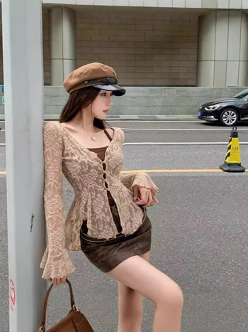 Cardigan din dantelă cu mâneci clopot, decolteu în V, croială Slim, poliester 80-90%, lungime 50-65 cm, motive croșetate