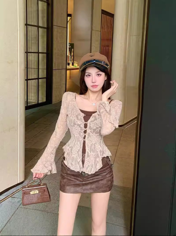 Cardigan din dantelă cu mâneci clopot, decolteu în V, croială Slim, poliester 80-90%, lungime 50-65 cm, motive croșetate