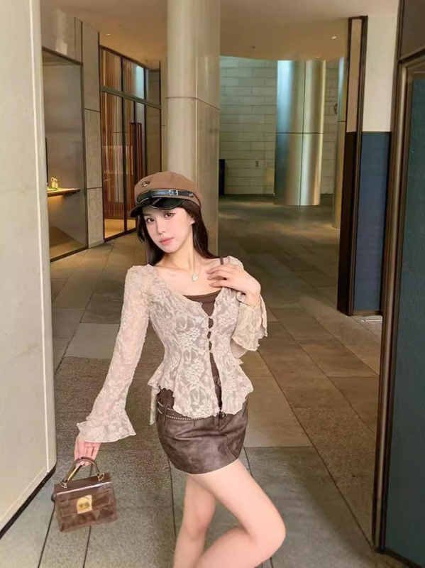 Cardigan din dantelă cu mâneci clopot, decolteu în V, croială Slim, poliester 80-90%, lungime 50-65 cm, motive croșetate