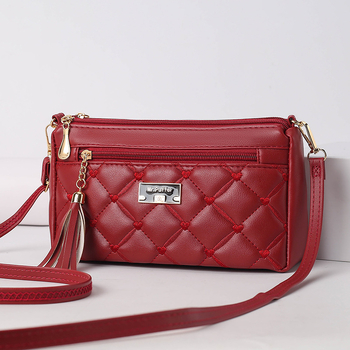 Női PVC keresztpántos táska | cipzáras zárás, belső zsebek telefonhoz, ID-hoz és cipzáras rekesz, poliészter bélés, horizontális négyzet alakú