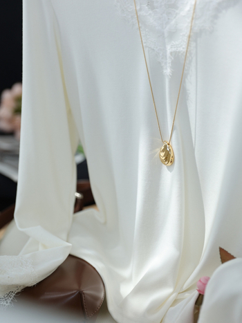 Плетена тениска с V-образно деколте и дълги ръкави, бродерия, прав силует, дамски топ за есен 2025