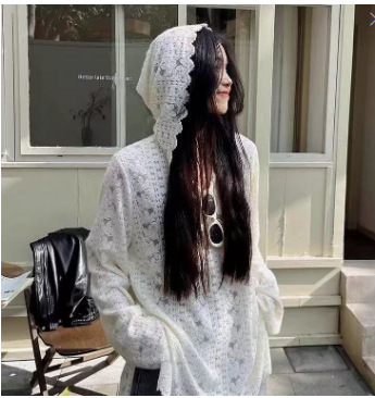 Csipkés kapucnis kötött felső, hosszú ujjak, laza szabás, chenille-elasztán anyag