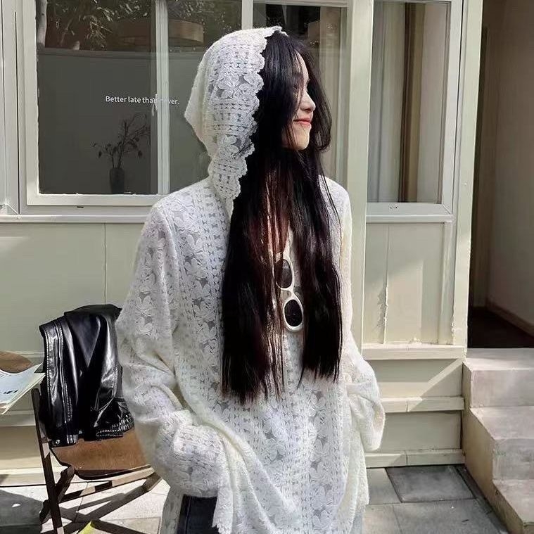 Csipkés kapucnis kötött felső, hosszú ujjak, laza szabás, chenille-elasztán anyag