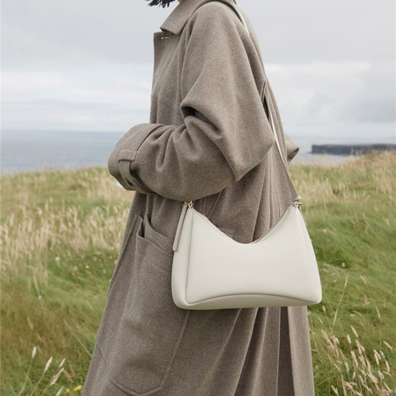 PU alkar-táska, városi minimalist stílus, cipzáras zárás, párnázott forma, belső telefonzseb, tavasz 2025