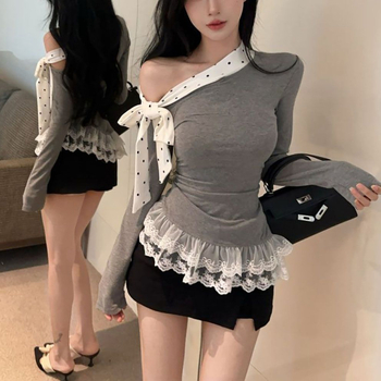 Слим-фит полиестерова тениска с дълги ръкави и наклонена яка