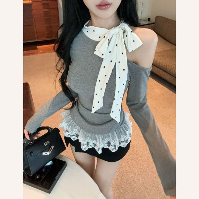 Слим-фит полиестерова тениска с дълги ръкави и наклонена яка