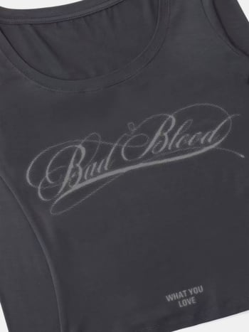 Дълъг ръкав, slim-fit Т-шърт с ниско кръгло деколте, непринуден японско-корейски стил; 80–90% памук в полиестер-памучна смес; без гладене