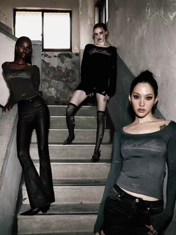 Дълъг ръкав, slim-fit Т-шърт с ниско кръгло деколте, непринуден японско-корейски стил; 80–90% памук в полиестер-памучна смес; без гладене