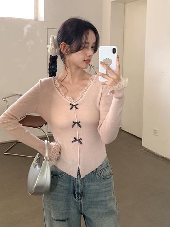 Női koreai stílusú karcsúsított pulóver V-nyakú, vékony anyag, látszólagos két részes megjelenés, összetétel: 6% gyapjú / 43% akril / 26% poliészter / 25% nylon