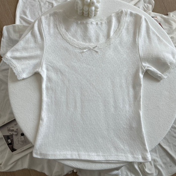 Памучна тениска с кръгло деколте, къс ръкав, тясна кройка, къс модел