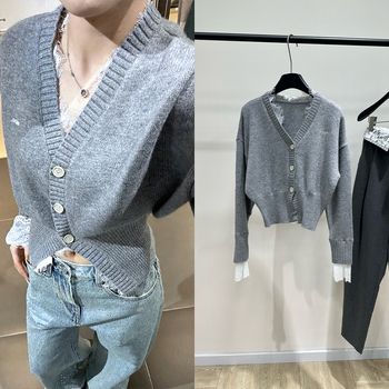 Γυναικεία πλεκτή ζακέτα με V-λαιμό, μακριά μανίκια, γραμμική μέση, δαντελένιος άκρη; ύφασμα: μαλλί + δαντέλα; μήκος 50-65 εκ; χειμώνας 2025