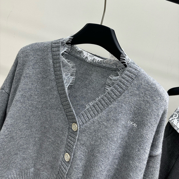 Γυναικεία πλεκτή ζακέτα με V-λαιμό, μακριά μανίκια, γραμμική μέση, δαντελένιος άκρη; ύφασμα: μαλλί + δαντέλα; μήκος 50-65 εκ; χειμώνας 2025