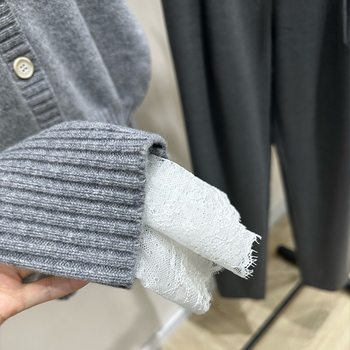 Γυναικεία πλεκτή ζακέτα με V-λαιμό, μακριά μανίκια, γραμμική μέση, δαντελένιος άκρη; ύφασμα: μαλλί + δαντέλα; μήκος 50-65 εκ; χειμώνας 2025