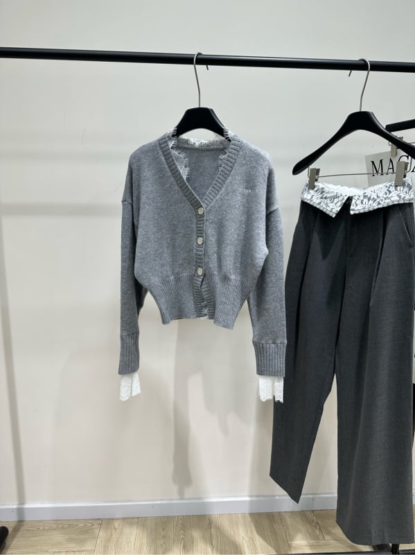 Γυναικεία πλεκτή ζακέτα με V-λαιμό, μακριά μανίκια, γραμμική μέση, δαντελένιος άκρη; ύφασμα: μαλλί + δαντέλα; μήκος 50-65 εκ; χειμώνας 2025