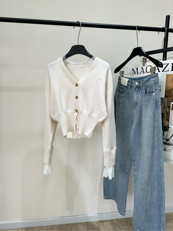 Γυναικεία πλεκτή ζακέτα με V-λαιμό, μακριά μανίκια, γραμμική μέση, δαντελένιος άκρη; ύφασμα: μαλλί + δαντέλα; μήκος 50-65 εκ; χειμώνας 2025