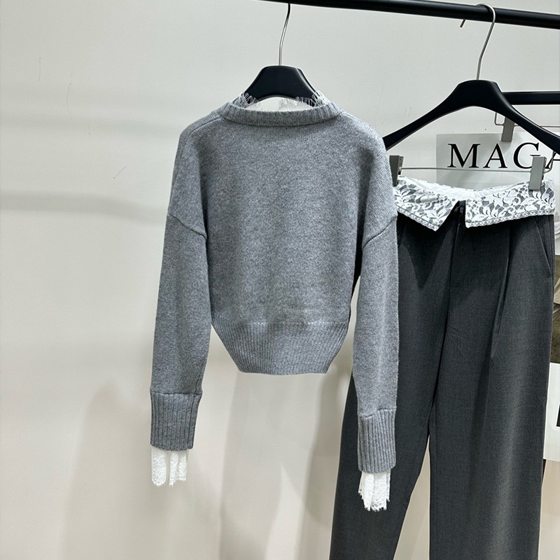 Γυναικεία πλεκτή ζακέτα με V-λαιμό, μακριά μανίκια, γραμμική μέση, δαντελένιος άκρη; ύφασμα: μαλλί + δαντέλα; μήκος 50-65 εκ; χειμώνας 2025