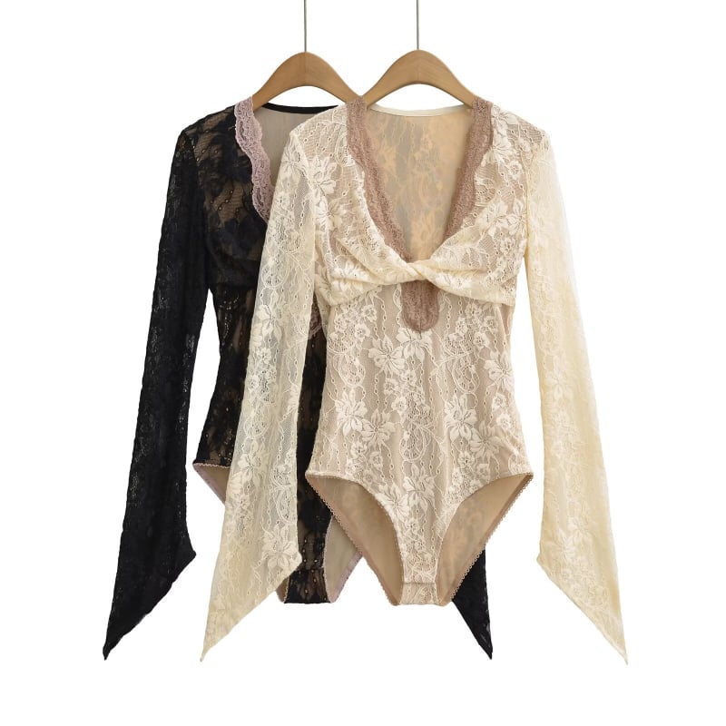 Топ с V‑образно деколте, камбановидни ръкави, тесен силует, къса дължина, вискозна материя